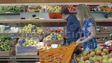 年轻夫妇在一家<strong>大型超市</strong>里选择新鲜水果。 挑选新鲜香蕉的人在杂货店<strong>超市</strong>出售